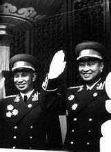 1955年，粟裕与陈赓在天安门城楼