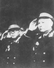 1957年徐海东(右)黄克诚在阅兵典礼上
