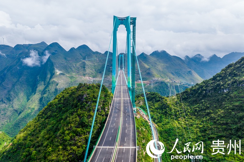 往日的花江峡谷大桥。人民网记者 涂敏摄