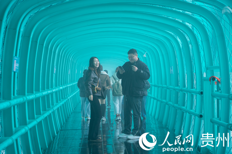 外媒登上花江峡谷大桥桥体观光。人民网 阳茜摄